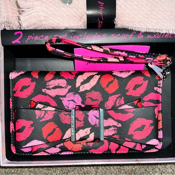 BETSEY JOHNSON Red Lips Bow Zip Around Wristlet Wallet Scarf Holiday Gift Set - Picture 6 of 9